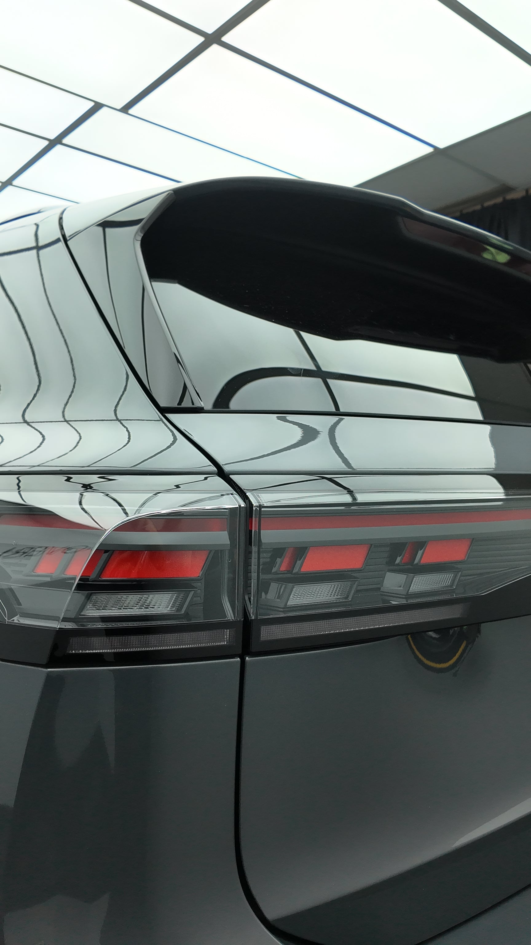 Volkswagen Tiguan Partial Taillight Overlay