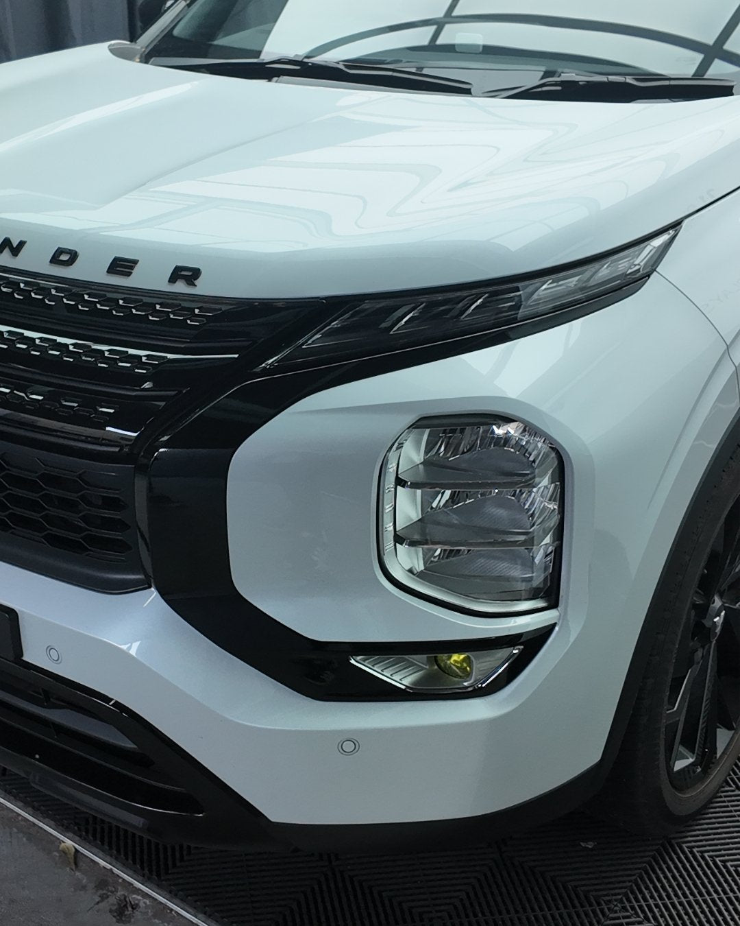 Mitsubishi Outlander Left & Right Front Chrome Delete