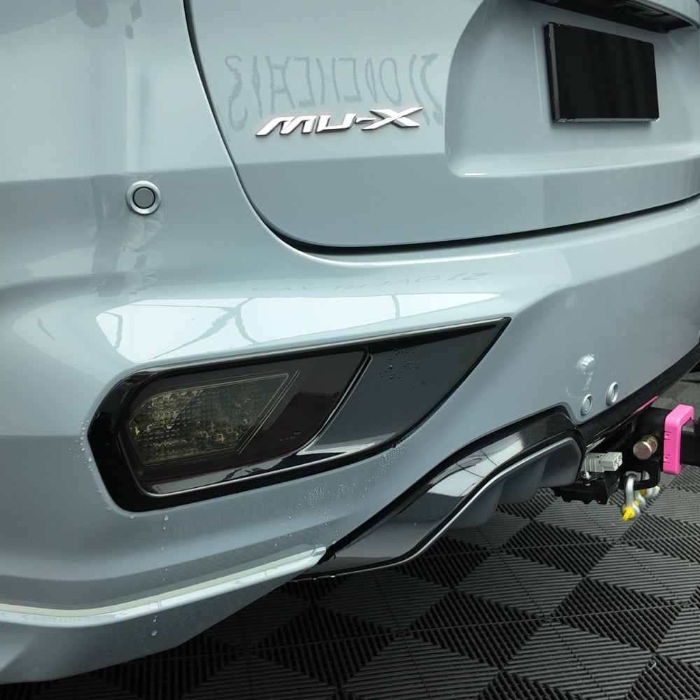 Isuzu Facelift MU-X Rear Reflector Overlay 2025+